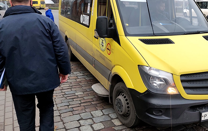 Маршрутное такси. Микроавтобус Калининград. Микроавтобус дети. Водители такси маршрутки.