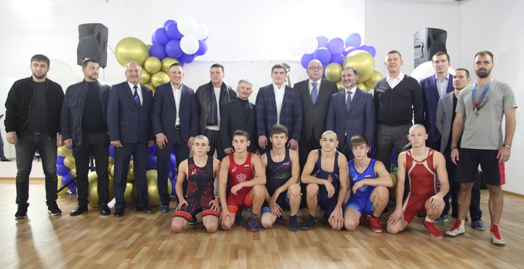 Олимпийский чемпион по борьбе Муса Евлоев открыл Школу чемпионов на «Автотор-Арене»