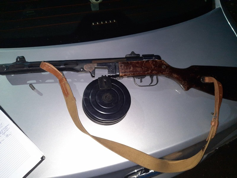 Житель Гусева устроил стрельбу из пистолета-пулемёта во дворе жилого дома
