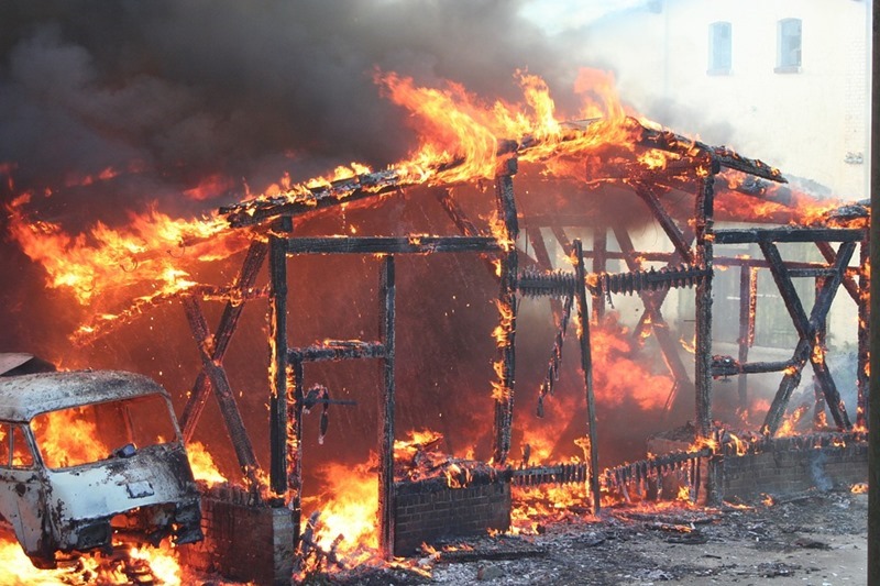 Хозпостройка и строящийся каркасный дом сгорели в Калининградской области за сутки