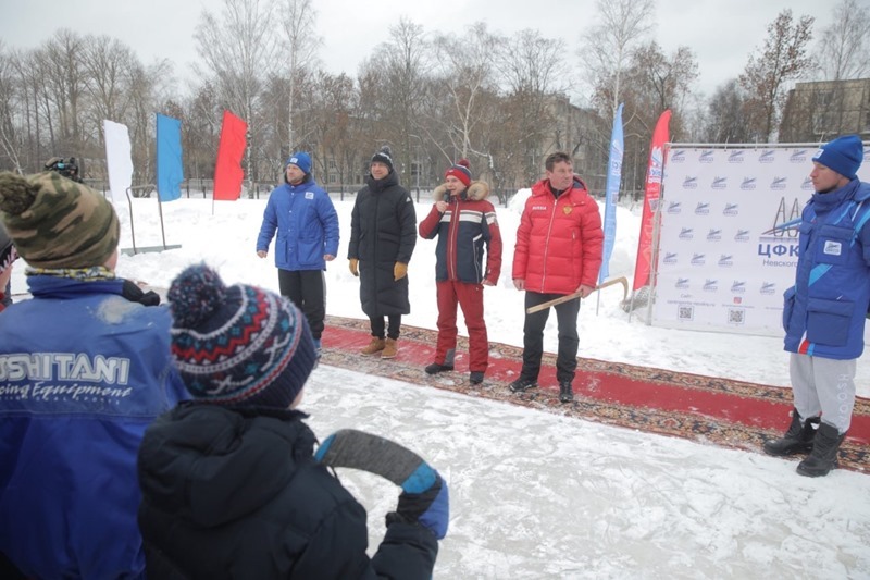 Депутат Михаил Романов посетил любительский турнир по хоккею с мячом в Петербурге