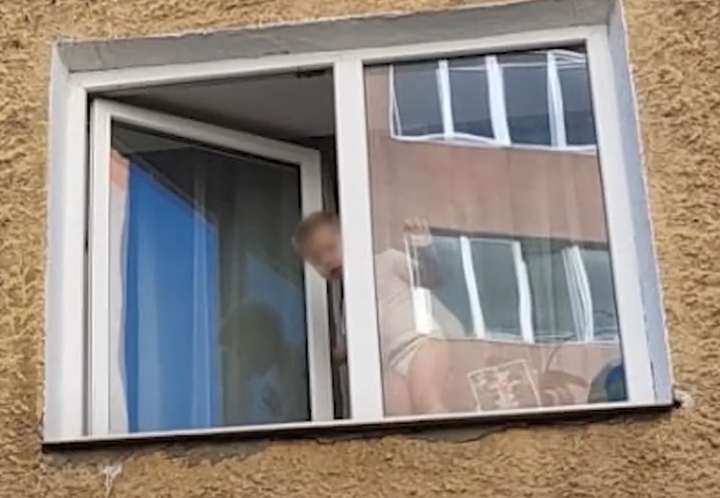 Полицейские предотвратили падение 2-летнего ребенка из окна на окраине Калининграда (видео)