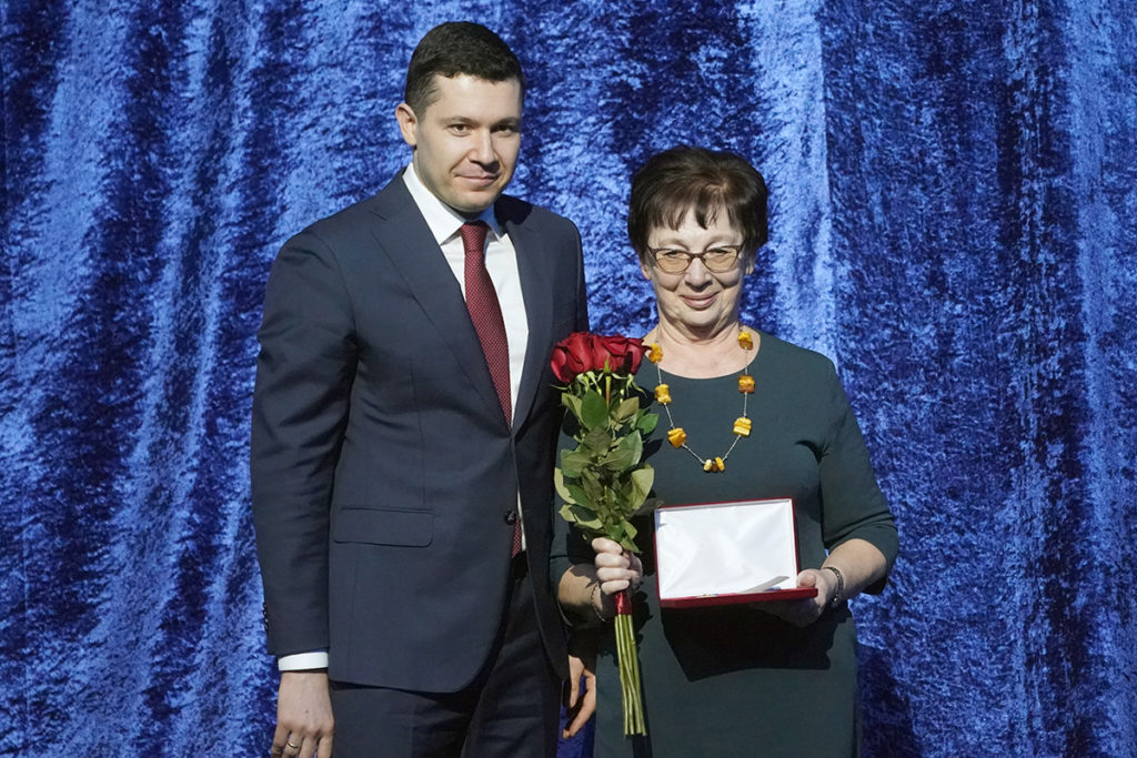 Алиханов поздравил калининградок с наступающим Международным женским днем