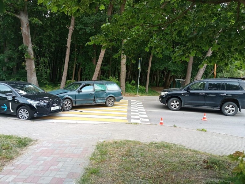 В Светлогорске узкую дорогу и перекрёсток не поделили три автомобиля