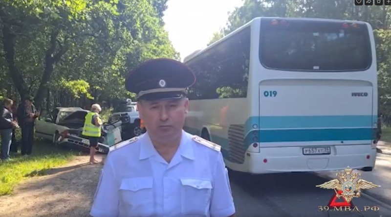 Две иномарки и автобус не поделили Балтийское шоссе в Калининграде. Два человека пострадали