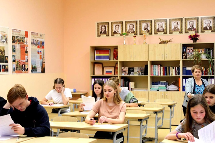 Семь учителей Калининградской области удостоены премии министерства просвещения РФ
