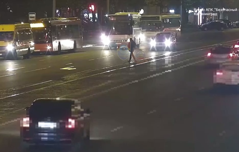 Пешеход попал под колёса “Тойоты” в центре Калининграда (видео)