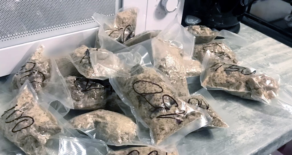 В квартире калининградца обнаружили 56 килограммов наркотиков и множество оружия