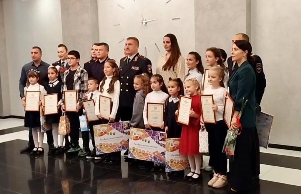 Начальник УМВД по Калининградской области наградил победителей конкурса детского рисунка «Мои родители работают в полиции»