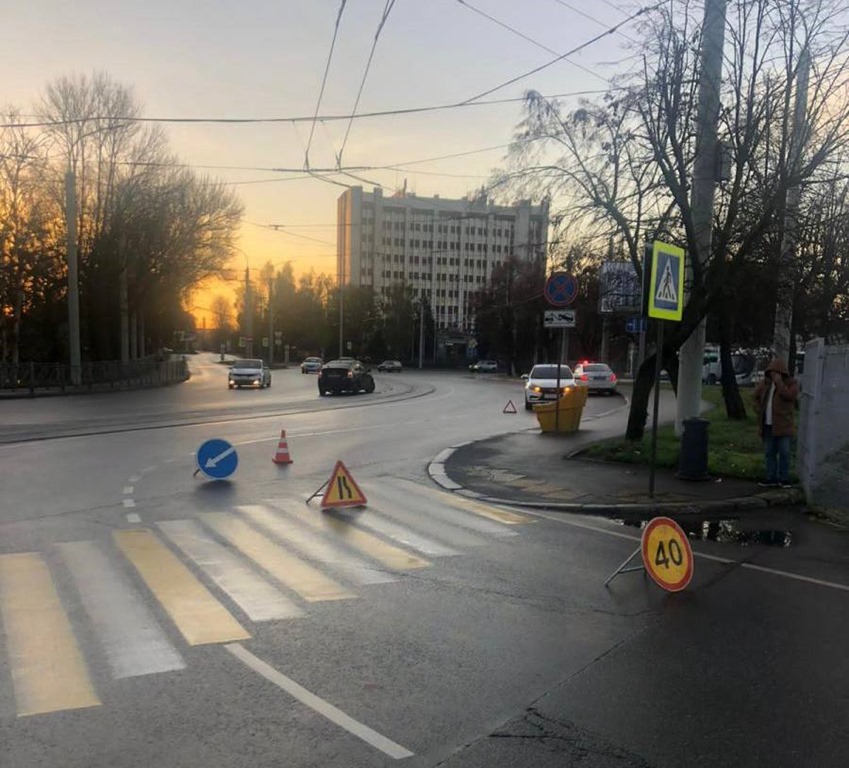 Ранним утром у автовокзала Калининграда столкнулись «Тойота» и «Лада»