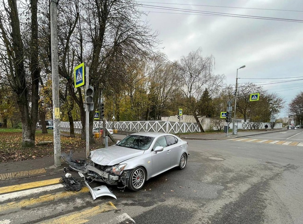 Пассажирка легковушки получила травмы в результате ДТП на Судостроительной улице Калининграда