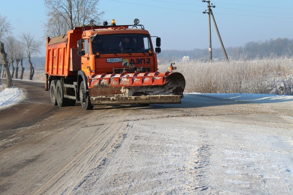 На дороги Калининградской области с начала зимы высыпали 16 тысяч тонн противогололёдных материалов