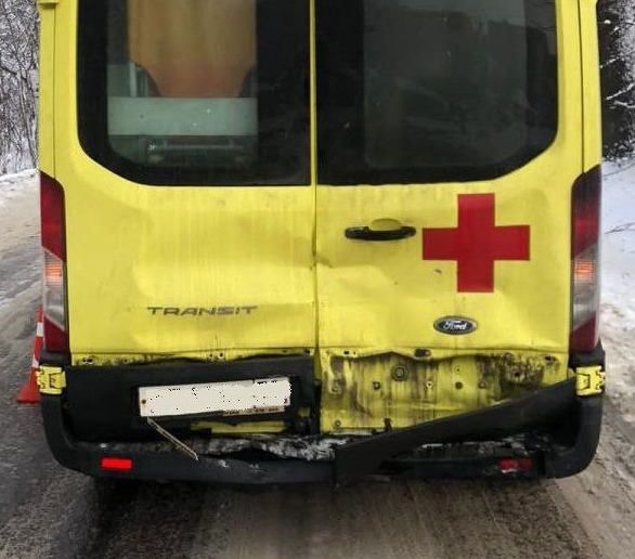 В Калининграде «Тойота Рав 4» влетела в зад автомобиль медиков