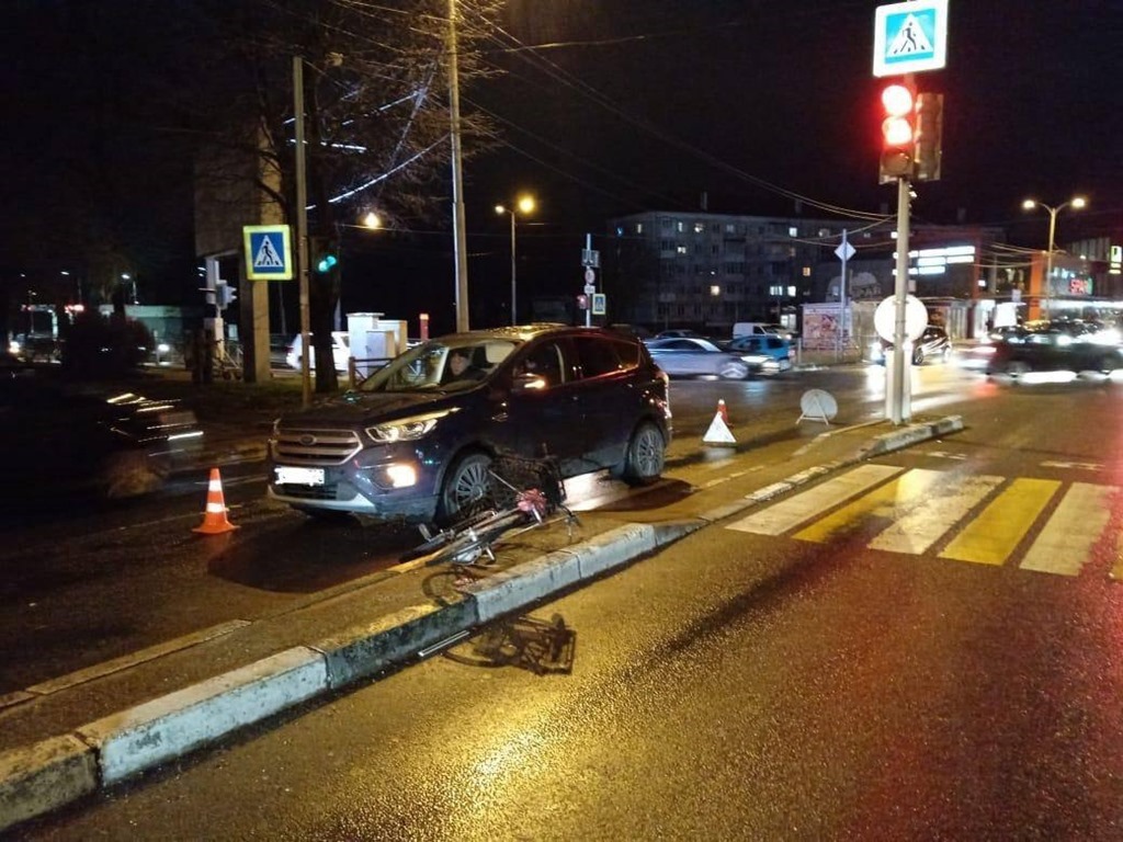 В Калининграде водитель «Форд» сбил на переходе не спешившегося велосипедиста