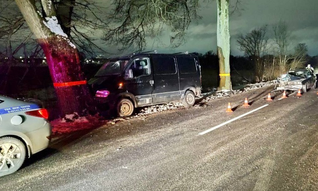 Невнимательный водитель «БМВ» врезался в припаркованный у дороги «Опель»
