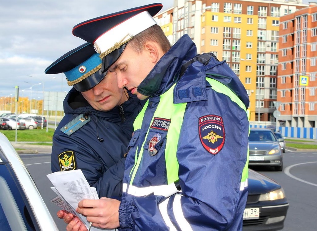 В центре Калининграда сотрудники ГИБДД остановили автомобиль, незарегистрированный в установленном порядке