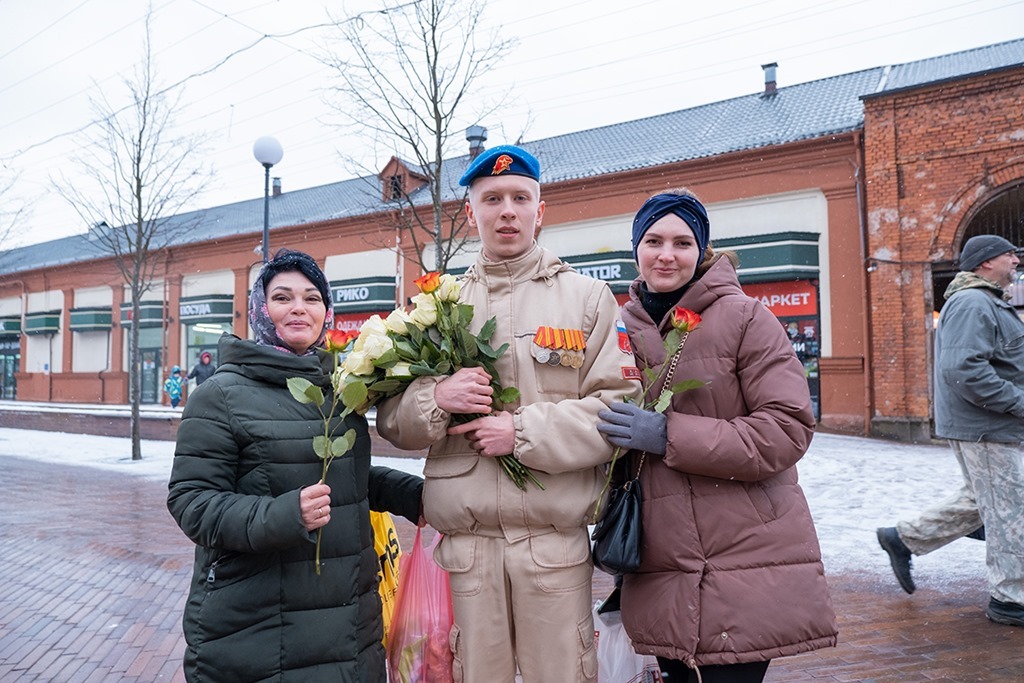 Волонтёры и юнармейцы поздравили жительниц Калининградской области с 8 марта