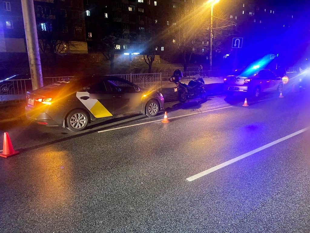Машина такси влетела в мотоциклиста в Калининграде