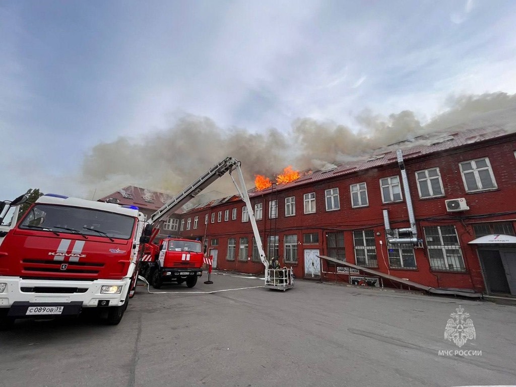 В Калининграде тушат серьёзный пожар на территории завода «Кварц»