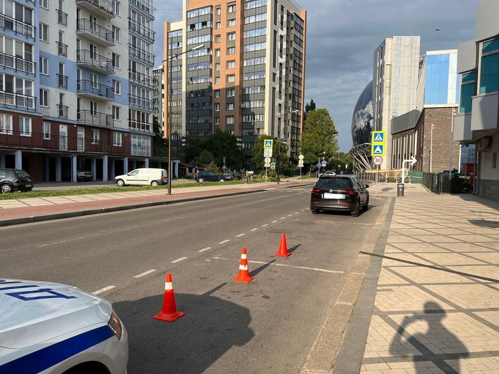 В Калининграде неизвестная иномарка сбила 12-летнего пешехода, садившегося в автомобиль