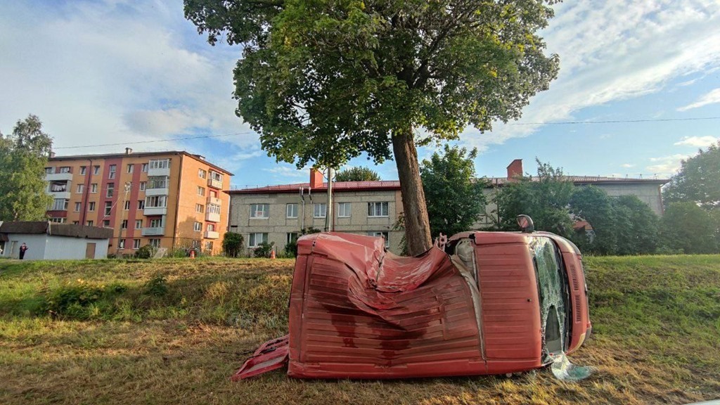 В Полесске «Ситроен» на высокой скорости врезался в дерево и перевернулся