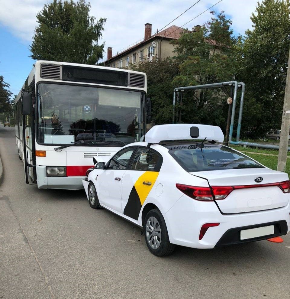 Автомобиль такси врезался в автобус в Прибрежном
