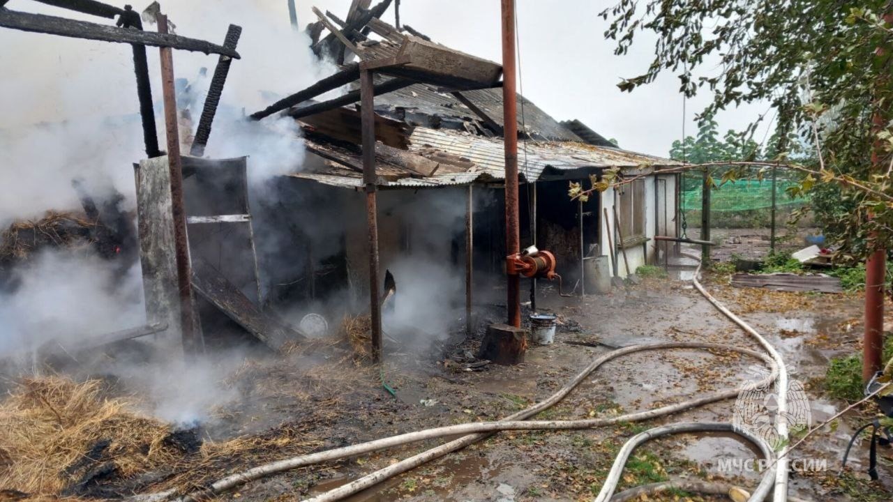 С крупным пожаром в Жуковке боролись 19 пожарных
