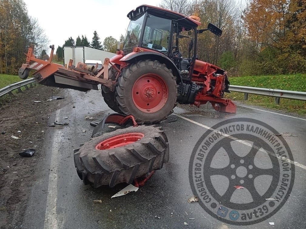 Грузовик протаранил трактор и три автомобиля между Черняховском и Гусевом