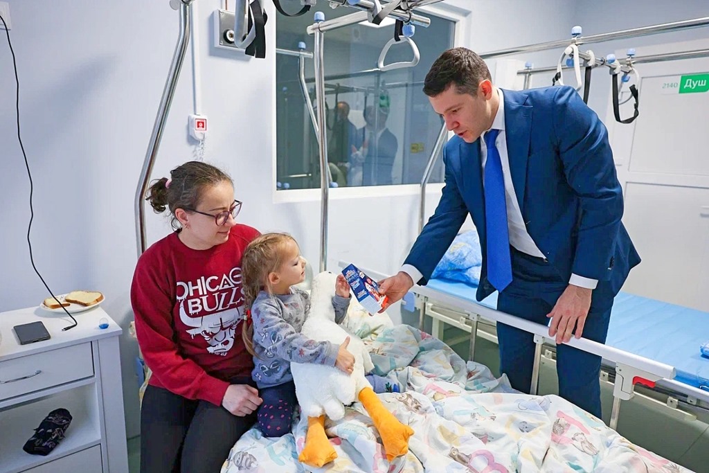 Пациенты детской больницы получили новогодние подарки от Алиханова