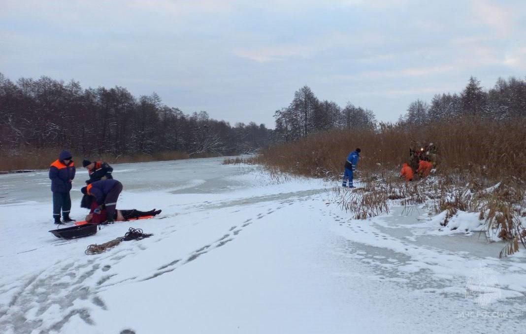 Двое рыбаков провалились под лёд на Вороньем озере, один - погиб