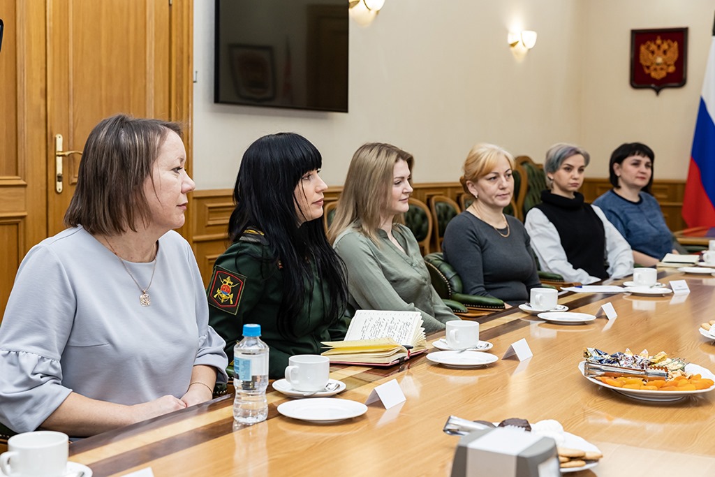 В Калининграде сегодня, 18 января, Антон Алиханов встретился с жёнами участников СВО, и этот разговор губернатор назвал «важным и эмоционально сложным», поскольку многим из женщин бывает трудно, пока их мужья воюют.