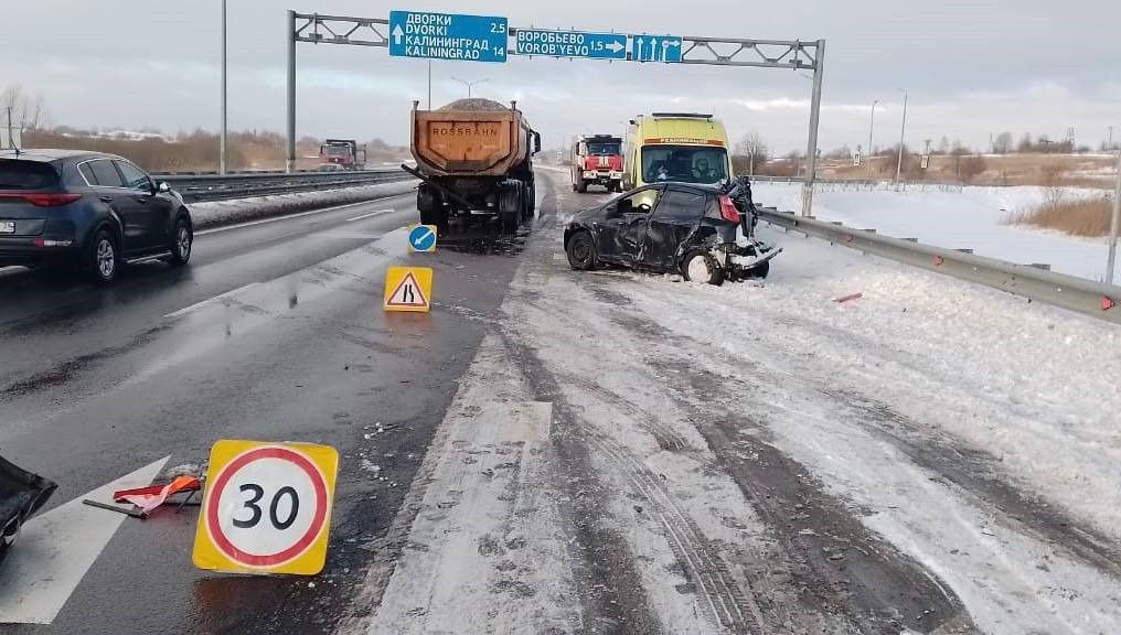 Два человека пострадали в столкновении легковушки и грузовика под Калининградом
