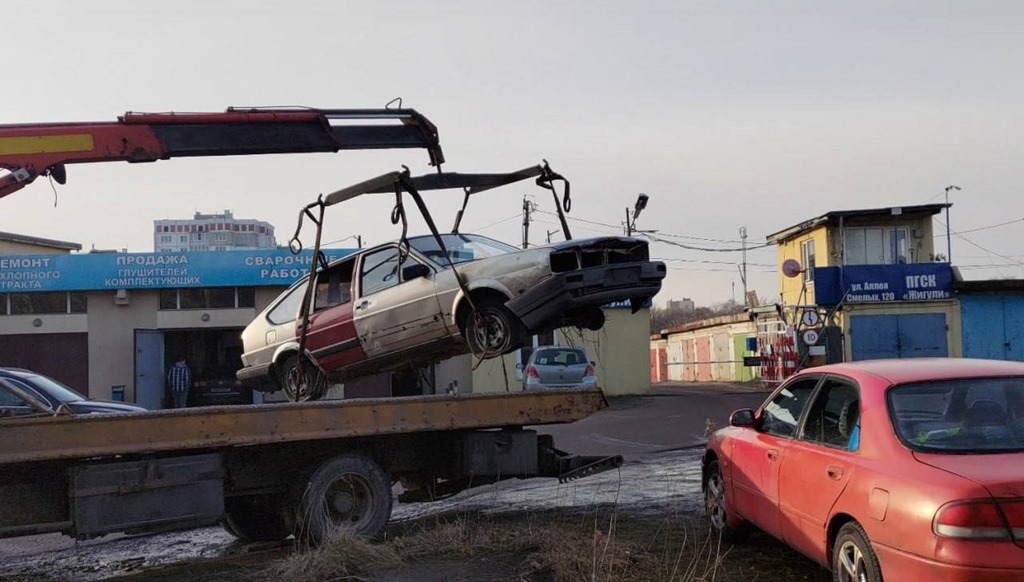 Окраины Калининграда избавляют от автохлама