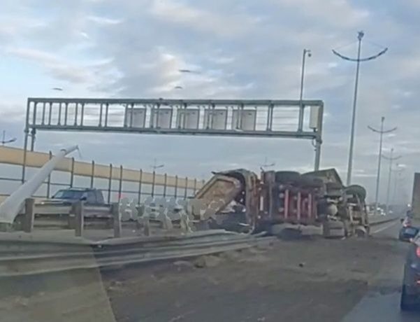 На Северном обходе Калининграда опрокинулся на бок грузовик