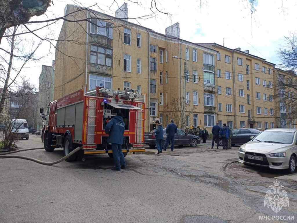 В Калининграде на Угловой улице тушили подвал с горящей ветошью