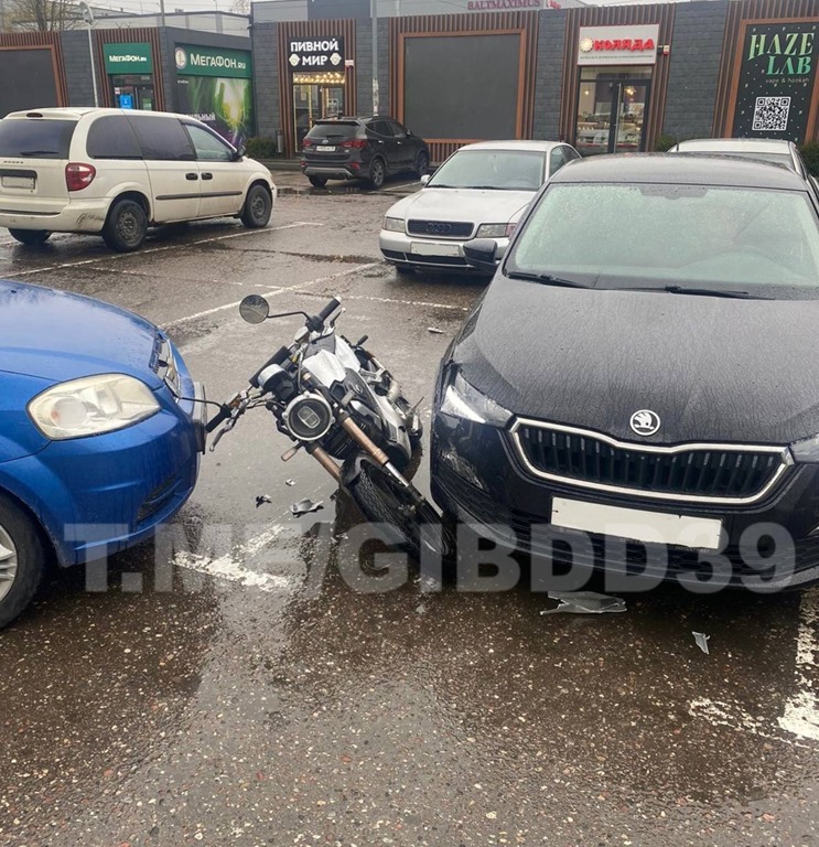 На окраине Калининграда на парковке ТЦ женщина на «Шевроле» врезалась в мотоциклиста