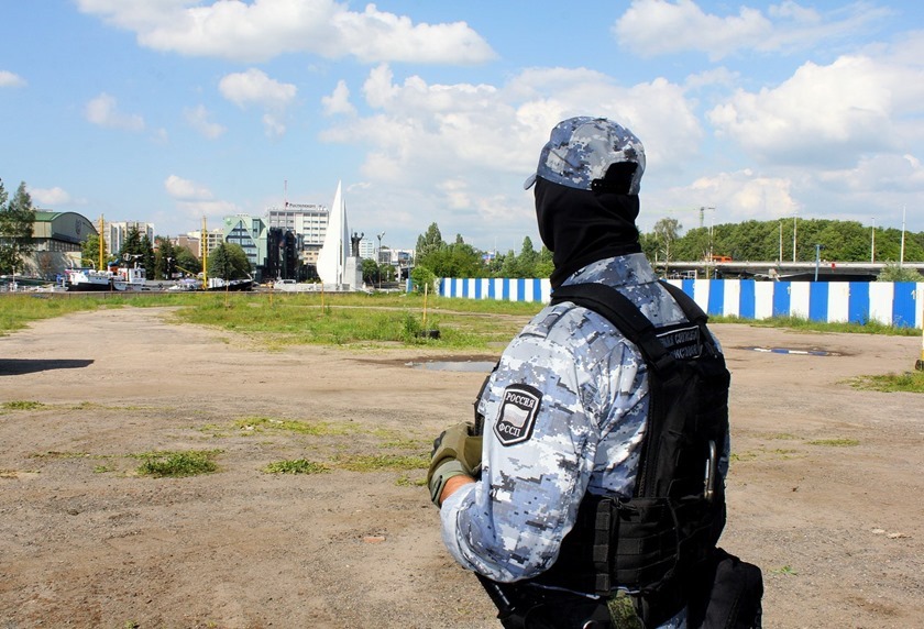 Приставы освободили от незаконной стоянки участок, принадлежащий музею янтаря