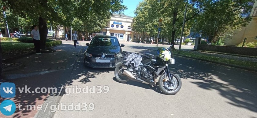 «Фольксваген» врезался в мотоциклиста и его доставили в БСМП Калининграда