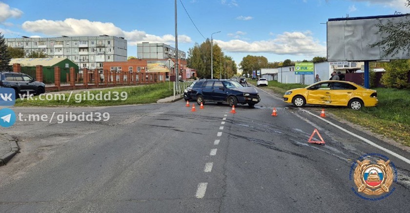 В Советске два «Фольксваген» не смогли разъехаться на перекрёстке