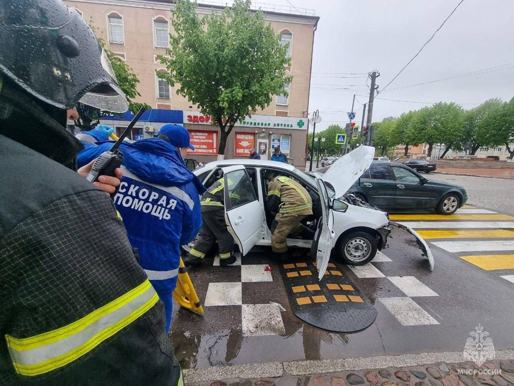 Сотрудники МЧС спасли пострадавших в тройном ДТП в Гусеве