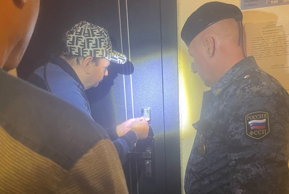 Приставы обеспечили право отца и сына на проживание в Калининграде