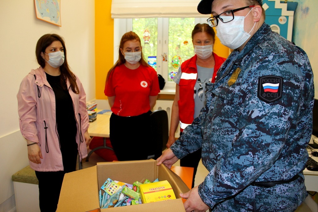 Калининградские приставы навестили маленьких пациентов детской больницы
