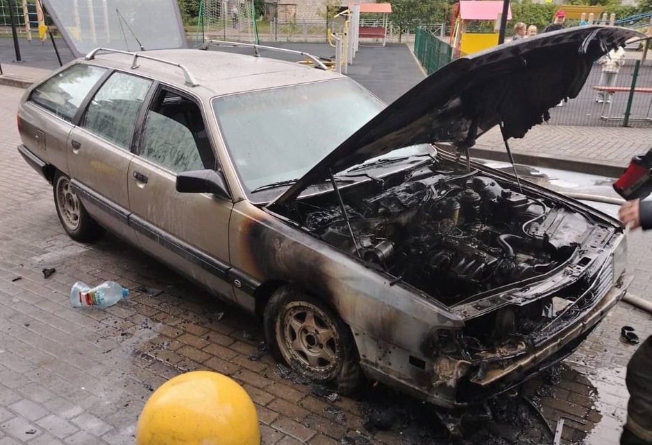В Калининграде пожарные ликвидировали возгорание автомобиля