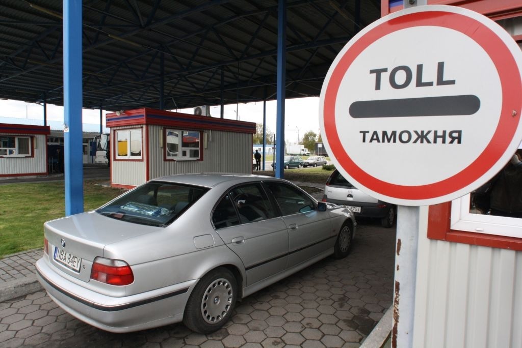 Таможня наказала иностранцев за нарушение сроков вывоза автомобилей