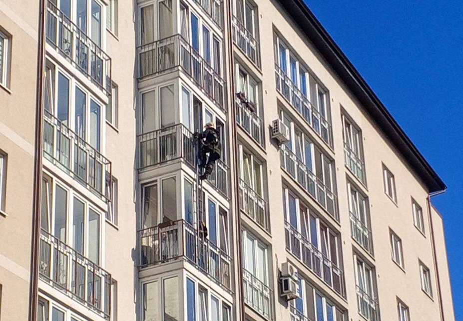 Спасатели вытащили калининградку из «жаркой западни» на седьмом этаже