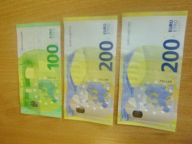 Евро в чемодане: москвичка заплатила штрафом за попытку скрыть валюту на литовской границе Евро в чемодане: москвичка заплатила штрафом за попытку скрыть валюту на литовской границе