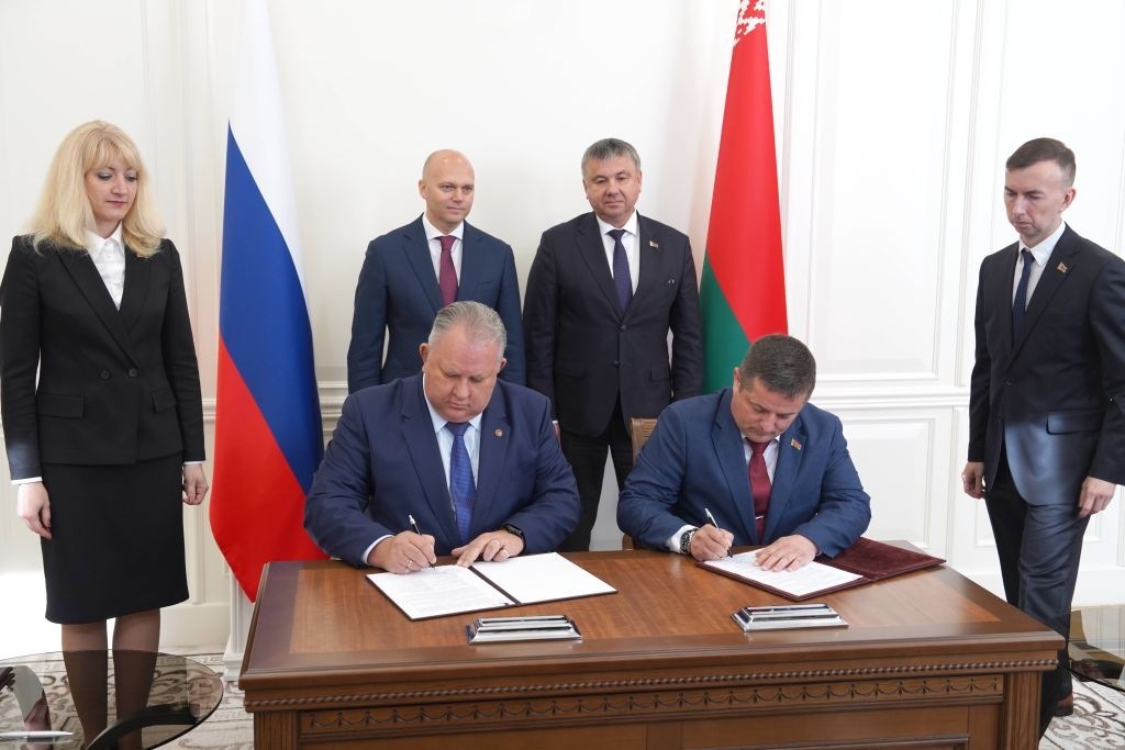 Янтарный комбинат откроет магазин аэропорту Минска