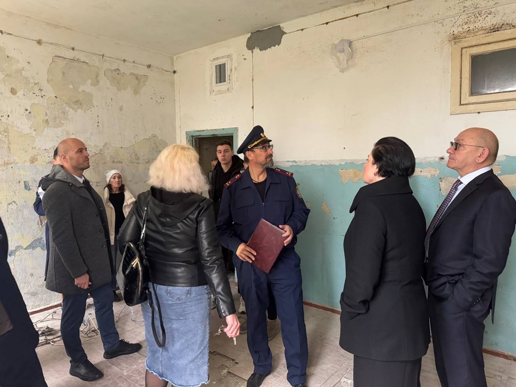 В Калининграде провели выездной прием по проблемам аварийного дома
