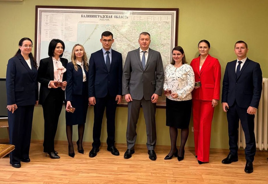 Новые судьи Калининградской области получили удостоверения из рук заместителя полпреда президента