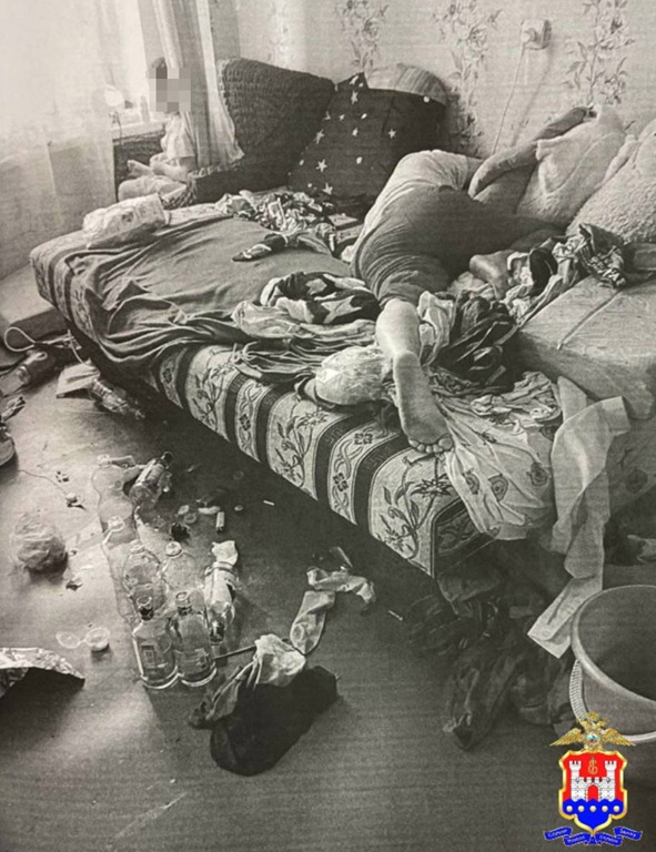 Тихий ужас: в Советске дети ели на полу в квартире с пьяной матерью Тихий ужас: в Советске дети ели на полу в квартире с пьяной матерью